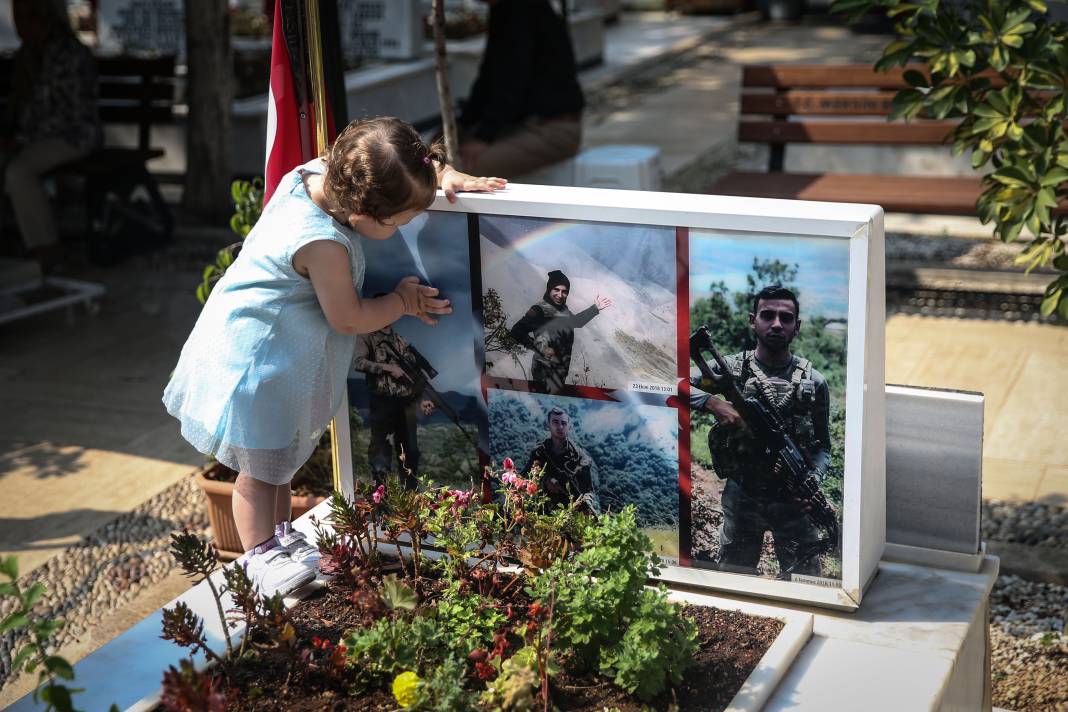 Bayram arifesinde şehitliklerde hüzün: Kahramanlara koştular 8